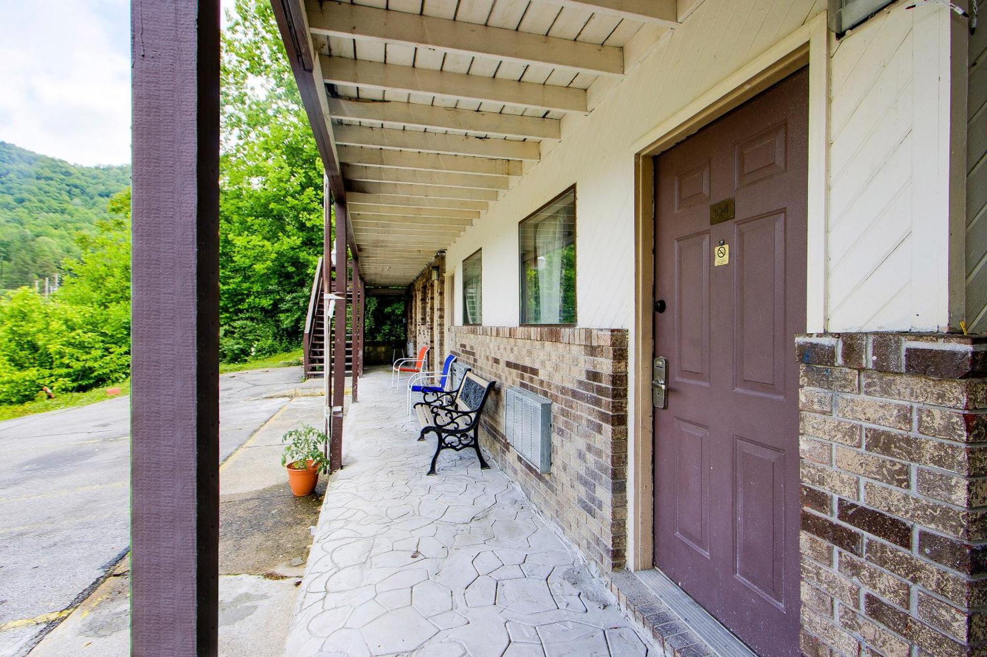 Oyo Hotel Chapmanville Inn, Wv - Hwy 119 Экстерьер фото