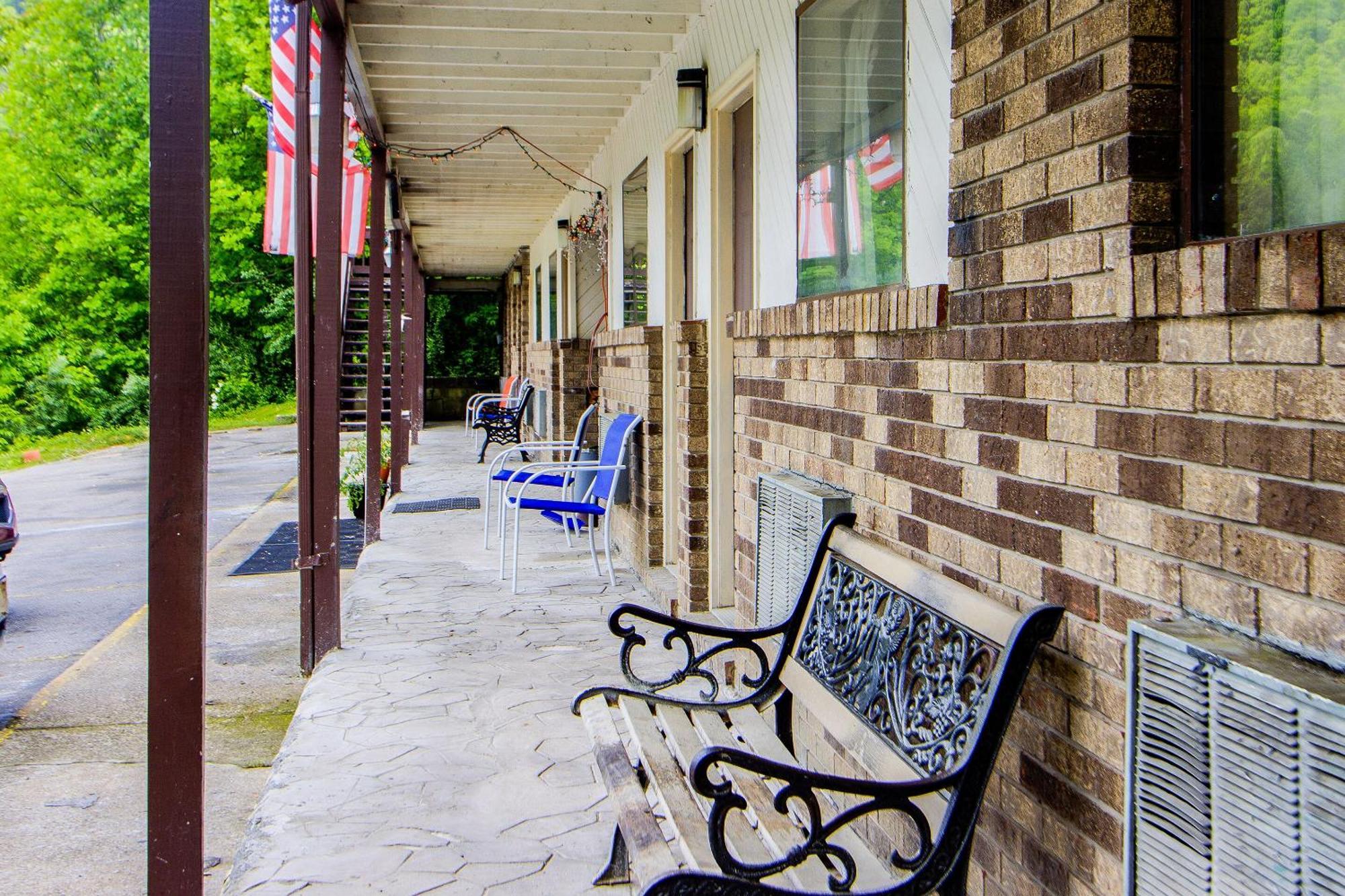 Oyo Hotel Chapmanville Inn, Wv - Hwy 119 Экстерьер фото